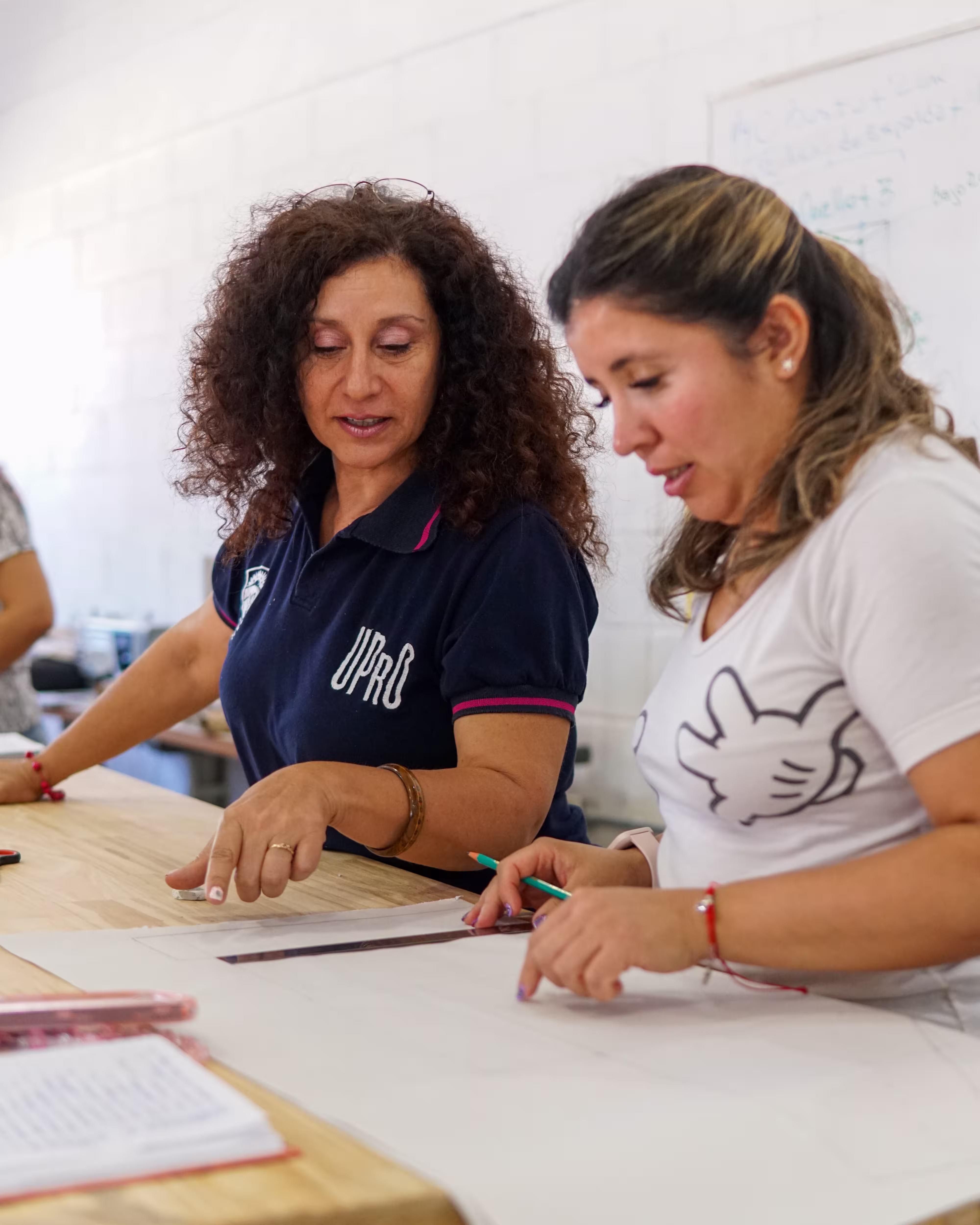 Estudiantes de oficios técnicos en taller